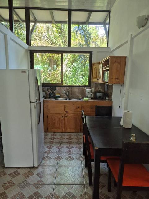 Cocina totalmente equipada de la Casa Familiar Primer Piso, con refrigeradora y menaje completo