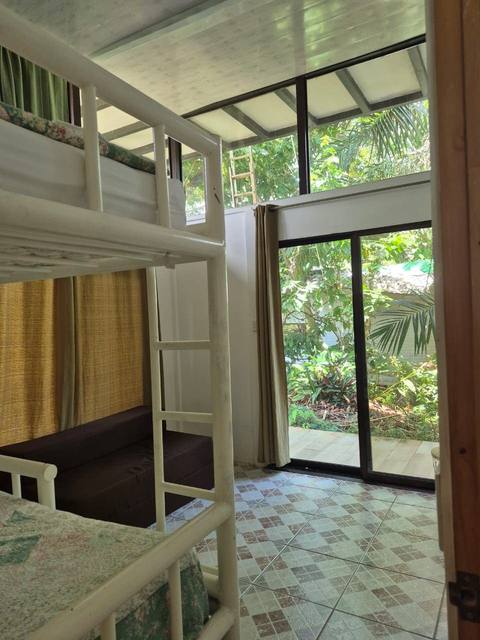 Interior con puerta corrediza hacia el jardín