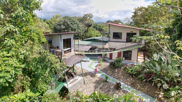 Vista aérea general de Tarzan Jungle Home CR rodeada de selva