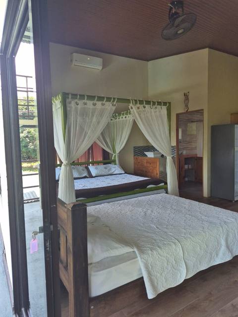 Interior con aire acondicionado y acabados en madera