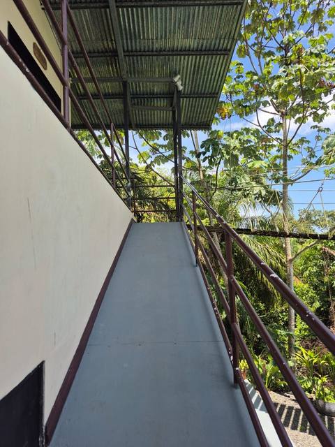 Pasillo del balcón hacia la entrada de la casa