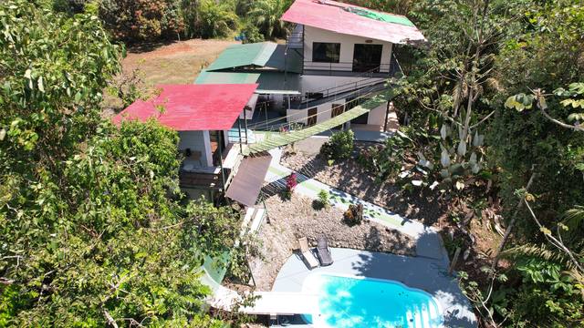 Vista aérea de las dos casas de Tarzan Jungle Home conectadas por el puente de canopy