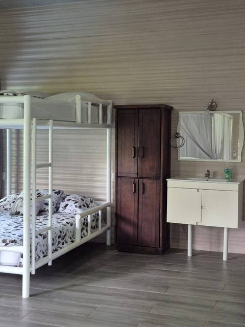 Rincón con armario de madera y espejo de tocador